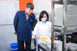 Hà Nội tăng cường kiểm tra an toàn thực phẩm dịp Tết Nguyên đán Bính Ngọ