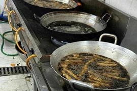 Nghi nhà cung cấp suất ăn bán trú cho nhiều trường học dùng dầu đen kịt