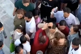 Xác minh vụ nghi dàn cảnh giật dây chuyền du khách ở Liên Hoa BảoTháp