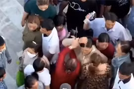 Xác minh vụ nghi dàn cảnh giật dây chuyền du khách ở Liên Hoa BảoTháp