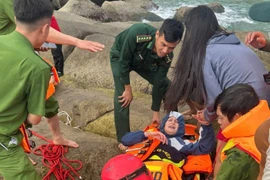 Cứu sống hai du khách bị sóng lớn cuốn trôi tại biển bãi Tiên