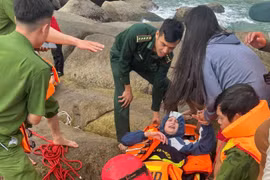 Cứu sống hai du khách bị sóng lớn cuốn trôi tại biển bãi Tiên