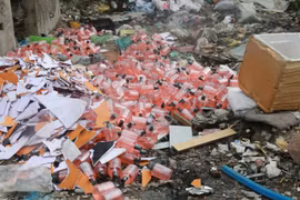  Bộ Y tế vào cuộc vụ mỹ phẩm nhãn nước ngoài vứt la liệt bãi rác ở Hà Nội
