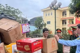 Các hộ kinh doanh tại La Phù tự nguyện giao nộp 25 tấn bánh kẹo 