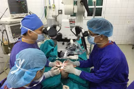 Hành trình kỳ diệu của bé gái sau ca ghép da đầu thành công ở Việt Nam