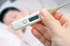 Cách chăm sóc trẻ bị sốt để tránh biến chứng