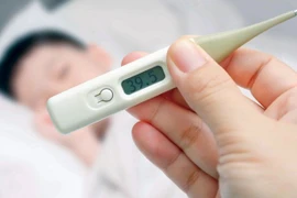 Cách chăm sóc trẻ bị sốt để tránh biến chứng