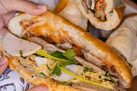 Nhiều người ở Quảng Ngãi nhập viện sau khi ăn bánh mì, Bộ Y tế chỉ đạo khẩn