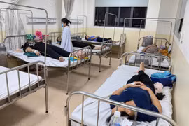 Hàng chục công nhân, học sinh nhập viện tại TP HCM sau ăn trưa nghi ngộ độc