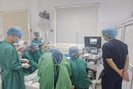 Hybrid ECMO cứu sống nữ bệnh nhân sốc nhiễm trùng suy đa tạng