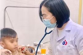 Cứu bé trai từ Lào sang Nghệ An điều trị thận hư