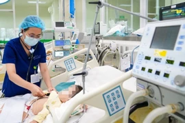 Uống nhầm dầu đèn, bé 2 tuổi ở Hà Nội suy hô hấp do gia đình xử lý sai cách