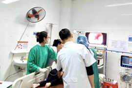 Nội soi gây mê kịp thời cứu sống bé trai 4 tuổi nuốt kim kẹp tóc