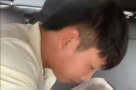 Chồng đỡ đẻ cho vợ trên xe taxi giữa lúc tắc đường ở Hà Nội 