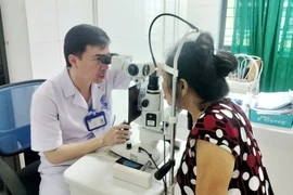 Suýt hỏng mắt vì gội đầu bằng hạt na ngâm rượu