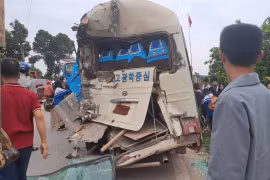 Va chạm mạnh giữa xe tải và xe đón học sinh ở Thái Nguyên, nhiều em nhập viện