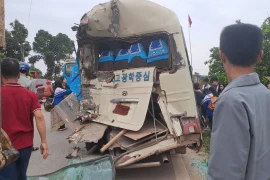 Va chạm mạnh giữa xe tải và xe đón học sinh ở Thái Nguyên, nhiều em nhập viện