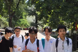 Tuyển sinh lớp 10 Hà Nội: "Canh bạc" nguyện vọng và những đêm trắng của PH