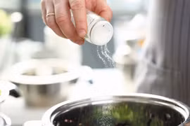 Tiêu thụ quá nhiều muối có thể gây bệnh lý nguy hiểm