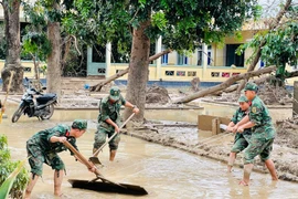 Ngành Y tế Gia Lai nỗ lực dọn dẹp vệ sinh môi trường, phòng dịch bệnh sau lũ