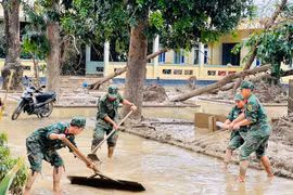 Ngành Y tế Gia Lai nỗ lực dọn dẹp vệ sinh môi trường, phòng dịch bệnh sau lũ