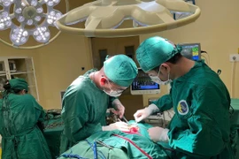 Cụ ông bị vòi xịt nước áp lực cao cứa đứt khí quản, thanh quản