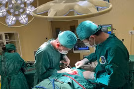 Cụ ông bị vòi xịt nước áp lực cao cứa đứt khí quản, thanh quản