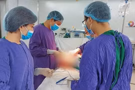 Tái tạo thực quản bằng đại tràng cho bệnh nhân 51 tuổi ung thư 