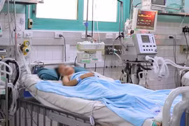 Đu lên cửa cuốn, bé gái 8 tuổi nguy kịch 