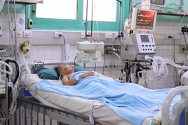 Đu lên cửa cuốn, bé gái 8 tuổi nguy kịch 