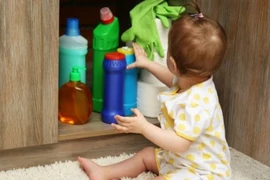 Cách xử trí khi trẻ uống nhầm dầu hỏa, tránh biến chứng nặng