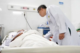 Nuốt phải xương, người đàn ông 58 tuổi bị thủng đại tràng