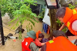 Thiệt hại nặng nề do mưa lũ miền Trung, nhiều địa phương vẫn ngập sâu