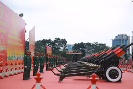 Người dân thích thú chụp ảnh cùng dàn pháo lễ ở sân Mỹ Đình