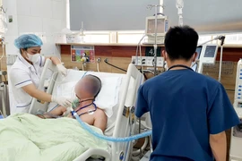 Ngậm cồn giả trị đau răng, người đàn ông tổn thương não