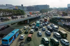 Người dân di chuyển thế nào khi nút giao Cổ Linh - Đàm Quang Trung bị chắn?