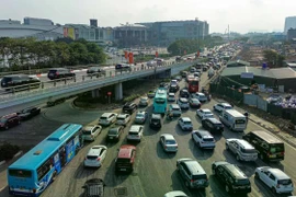 Người dân di chuyển thế nào khi nút giao Cổ Linh - Đàm Quang Trung bị chắn?