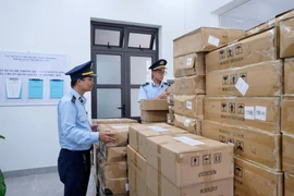 Tạm giữ hơn 20 ngàn sản phẩm sơn móng tay không rõ nguồn gốc