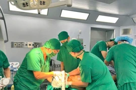 Phẫu thuật thành công cho bệnh nhân trật đốt sống cổ hiếm gặp