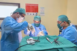 Nữ sinh 15 tuổi bị chấn thương sọ não do tà áo dài cuốn vào bánh xe điện 