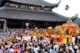 Chăm sóc sức khỏe cho người già, trẻ em khi đi lễ chùa đầu xuân