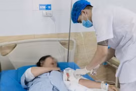 Bé gái ở Phú Thọ bị chó hàng xóm cắn phải nhập viện 