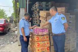 Xử phạt 70 triệu Công ty Nam Anh nhập lậu thực phẩm ở Long Biên