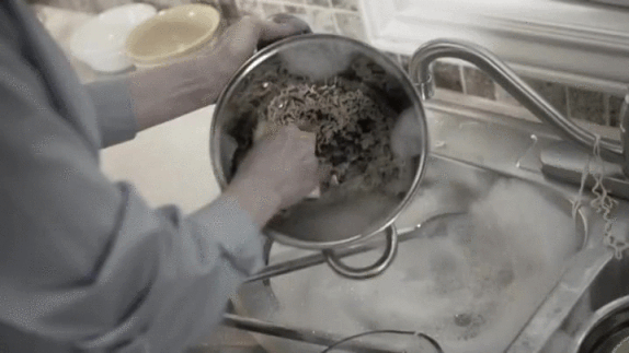 8. Chia sẻ việc nhà Dù đây là thói quen cũ nhưng rất cần cho mối quan hệ bền vững.