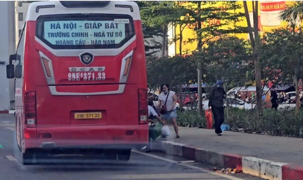 Xe Đức Hữu núp bóng xe hợp đồng chạy như tuyến cố định