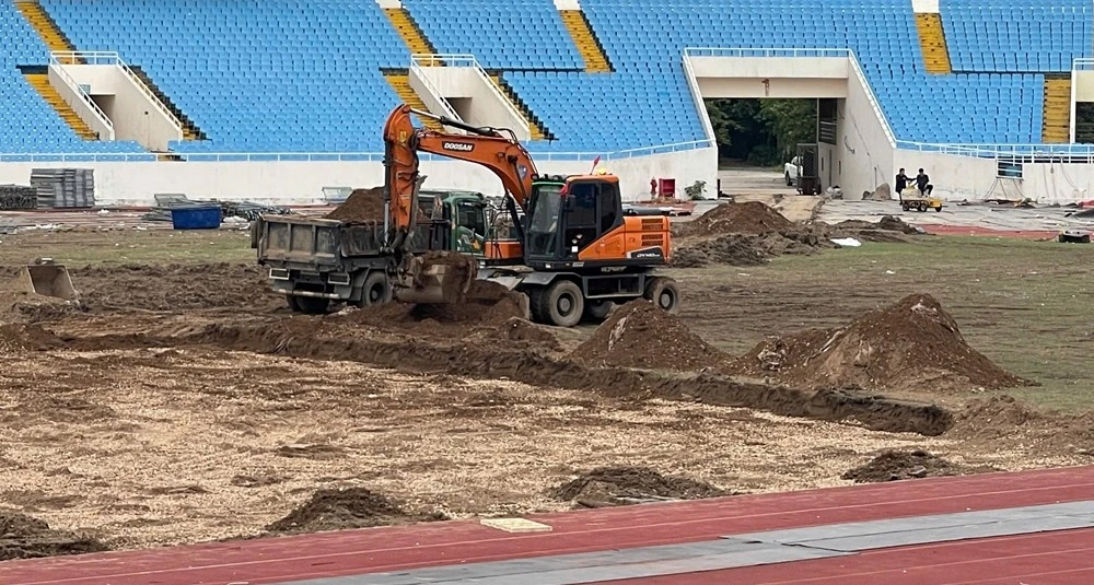 Cận cảnh máy móc đào xới, nâng cấp mặt cỏ sân Mỹ Đình