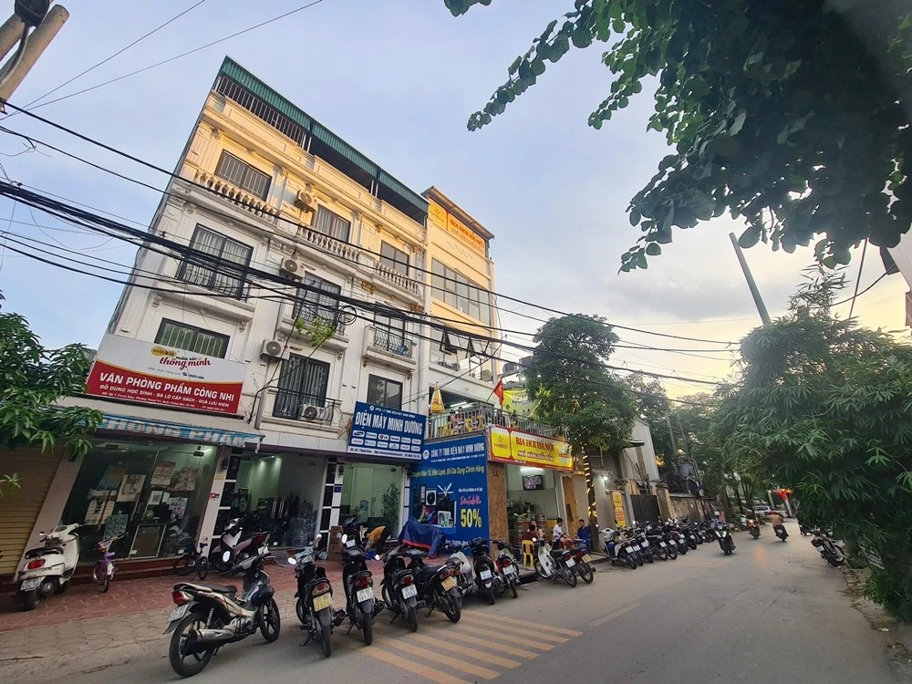 Quán bia lấn chiếm vỉa hè, lòng đường ở Hà Nội