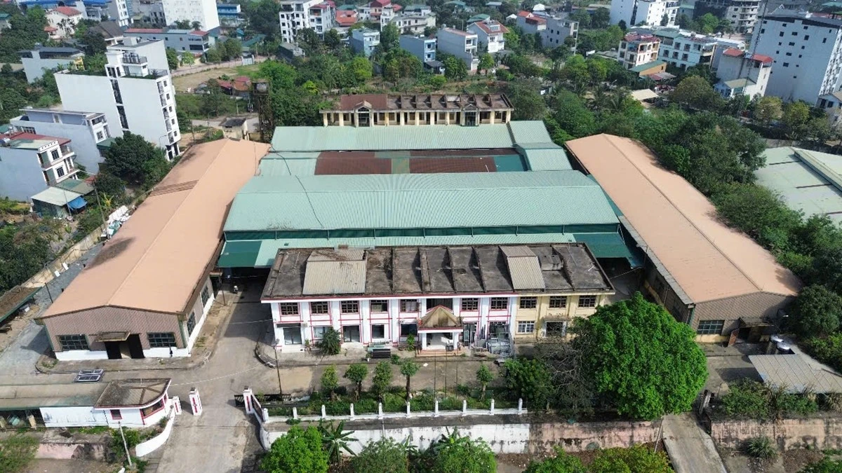 Cận cảnh nhà xưởng sản xuất nhôm kính trái phép ở Hà Nội