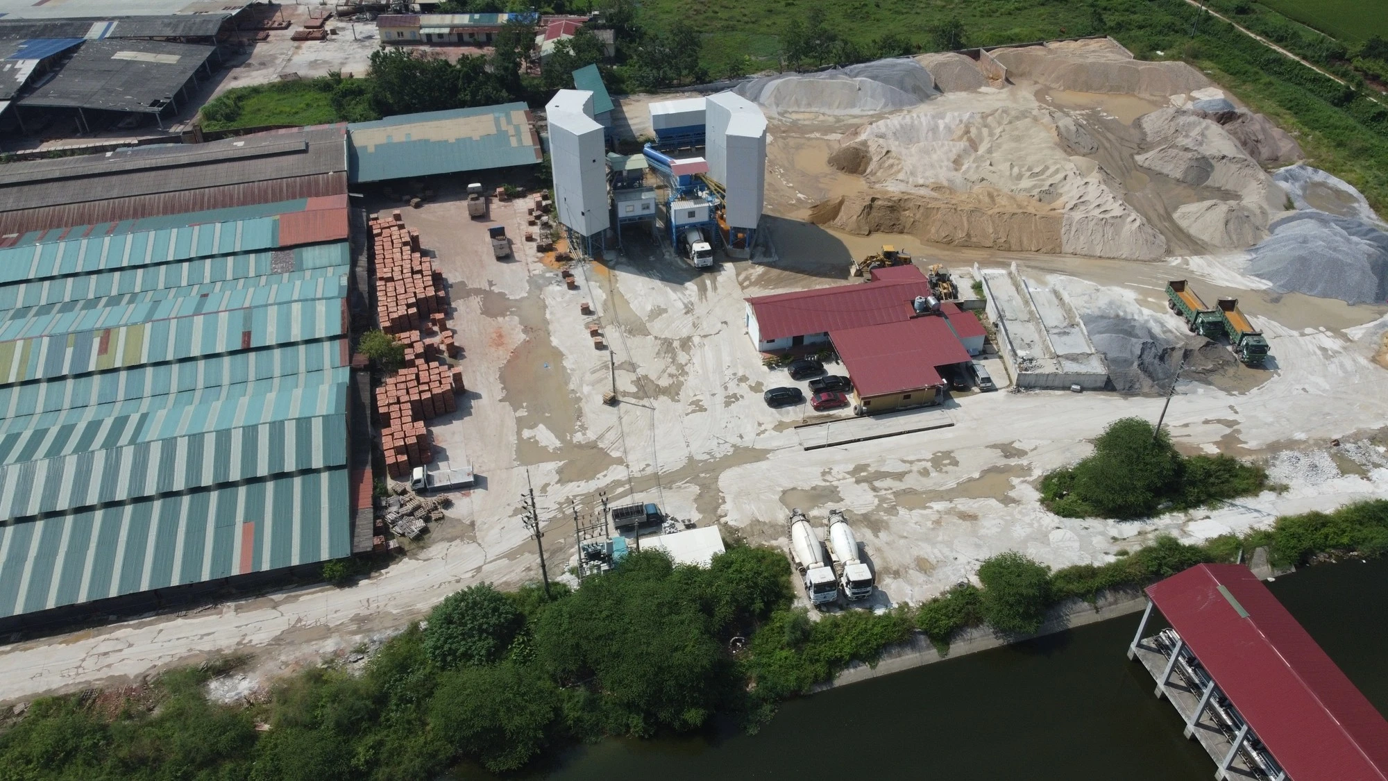 Cận cảnh trạm trộn bê tông 'núp' trong lò gạch ở Bắc Ninh