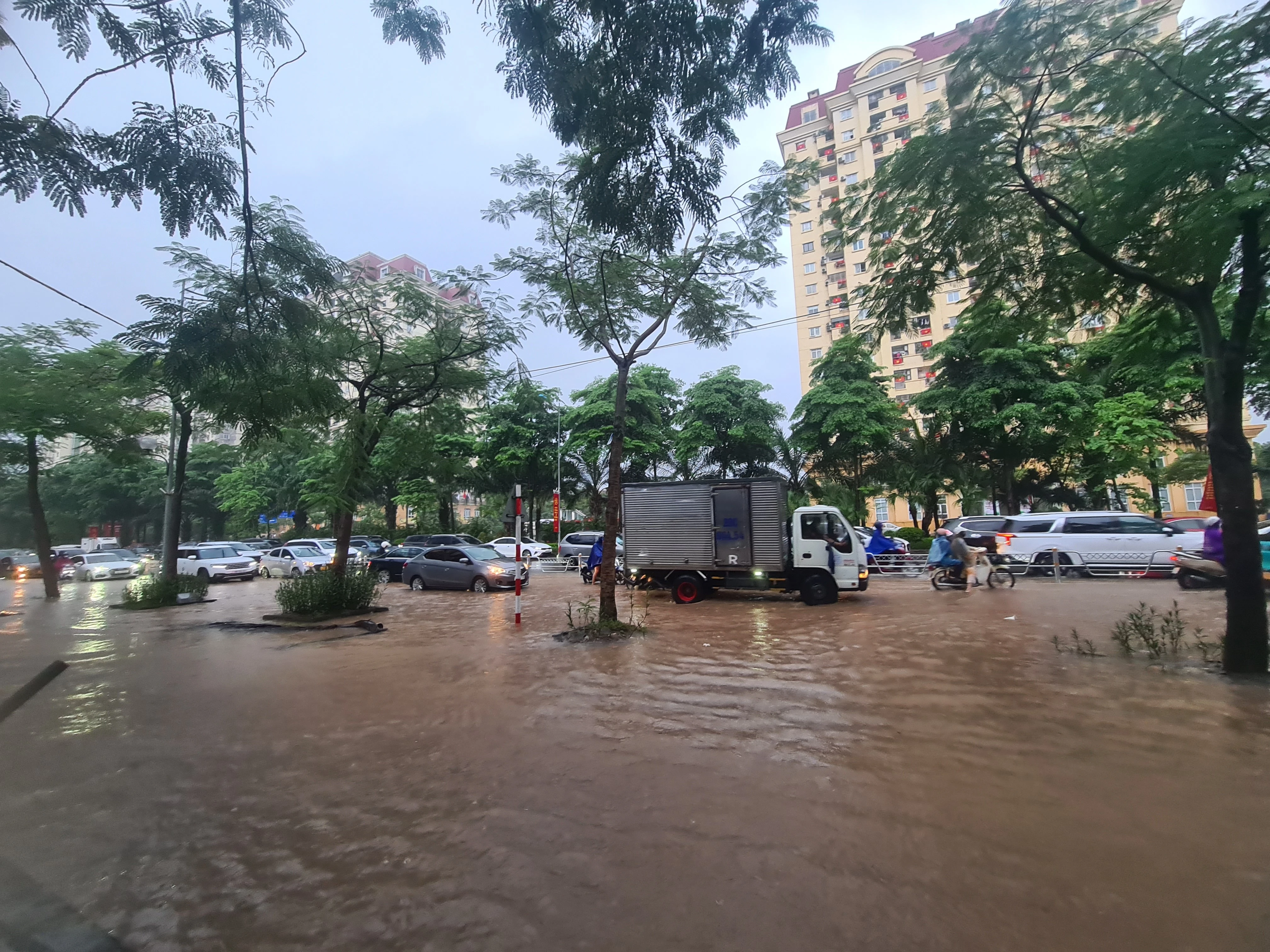 Đường Võ Chí Công ngập nặng, người dân di chuyển khó khăn sau giờ tan tầm